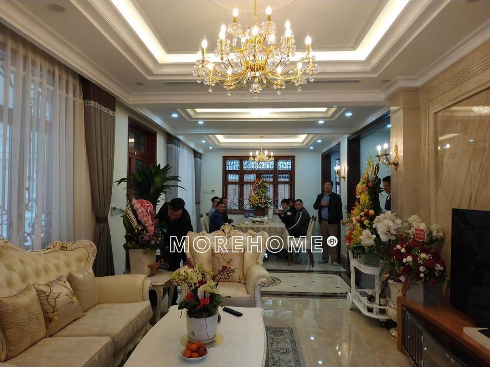 Không gian phòng khách tân cổ điển được bày trí bộ sofa da, đèn chùm, kệ trang trí cao cấp,... Say đắm với các mẫu thiết kế phòng khách biệt thự, nhà phố đẹp