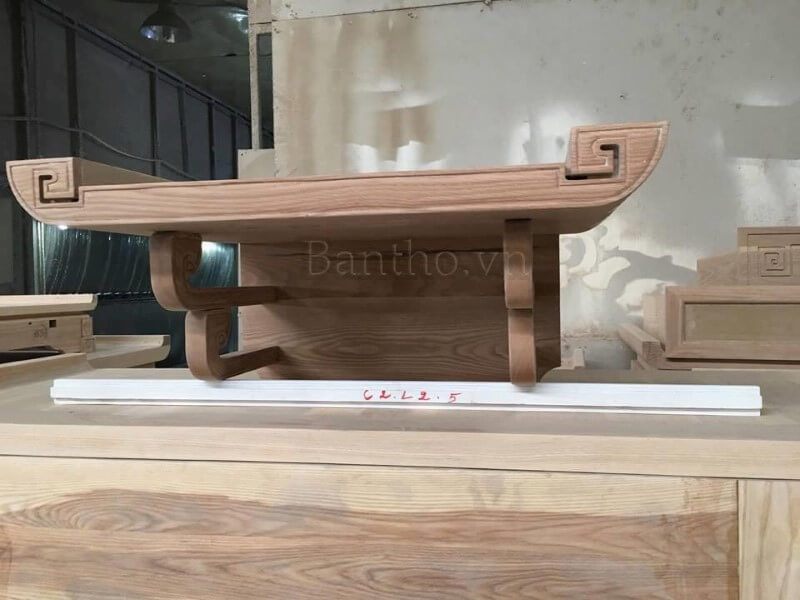 Morehome có kinh nghiệm sản xuất bàn thờ treo tường chung cư bằng gỗ óc chó kiểu dáng hiện đại, đáp ứng nhu cầu thờ cúng tổ tiên của khách hàng
