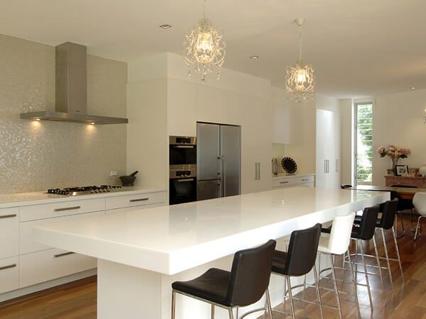 Bàn đầy đặn với mặt đá màu trắng hình chữ nhật có ưu điểm sáng bóng, khả năng chống thấm và chống xước tốt.